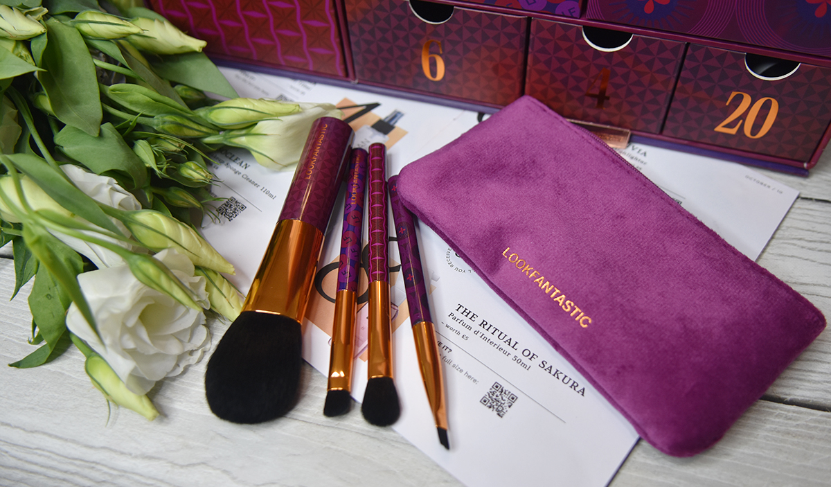 LOOKFANTASTIC 4-piece Makeup Brush Set and Velvet Pouch LOOKFANTASTIC 4-piece Makeup Brush Set and Velvet Pouch