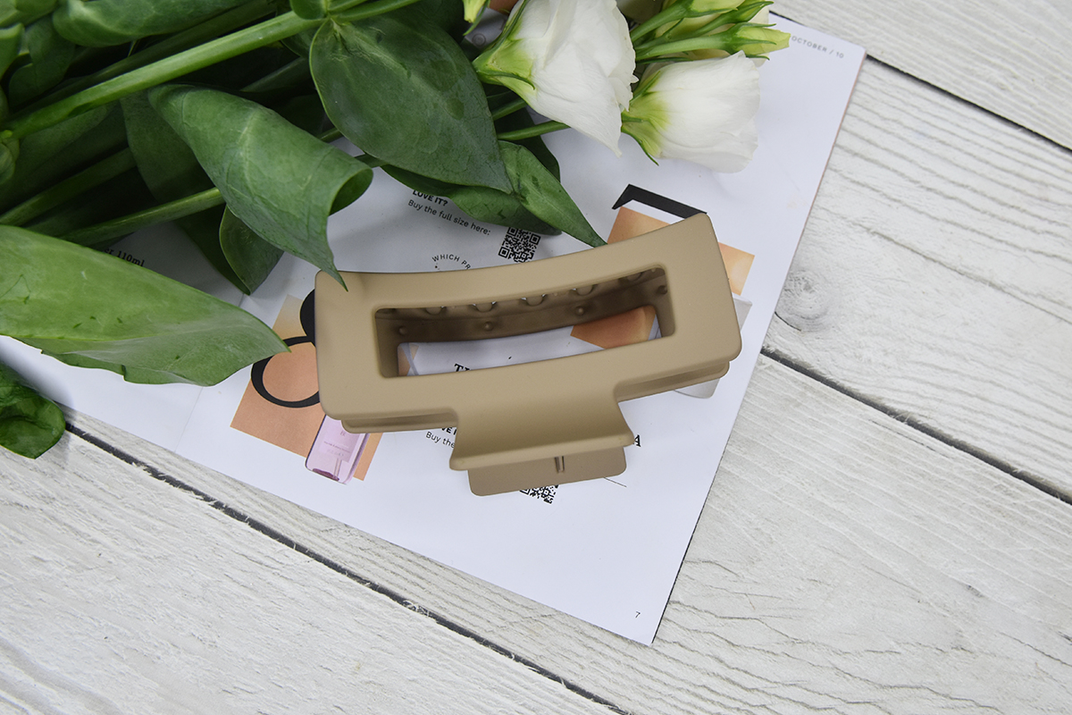 So Eco Claw Clip (LOOKFANTASTIC branded) in Nude