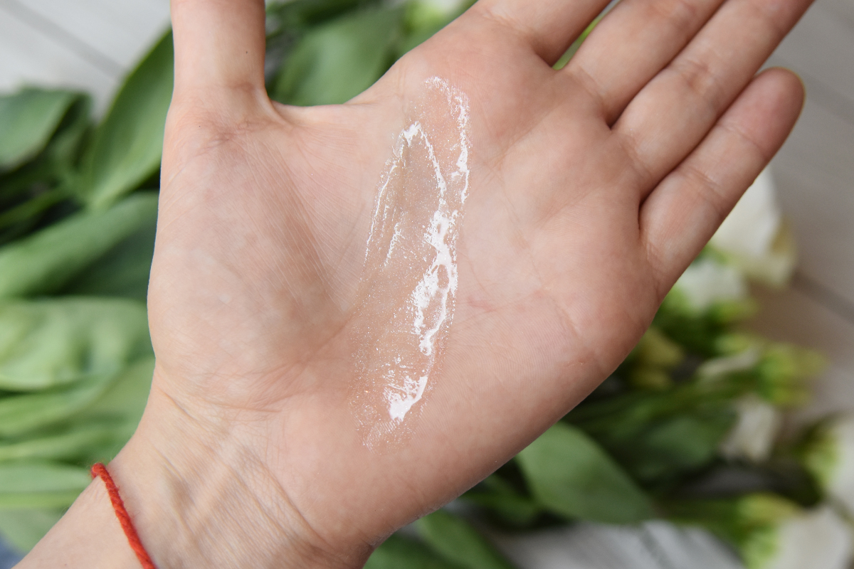 R.E.M. Beauty Dreamglow Highlight Serum in Quartz review