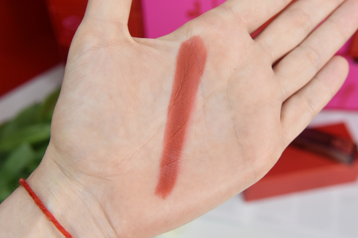 Charlotte Tilbury Airbrush Flawless Lip Blur in Walk of No Shame swatch